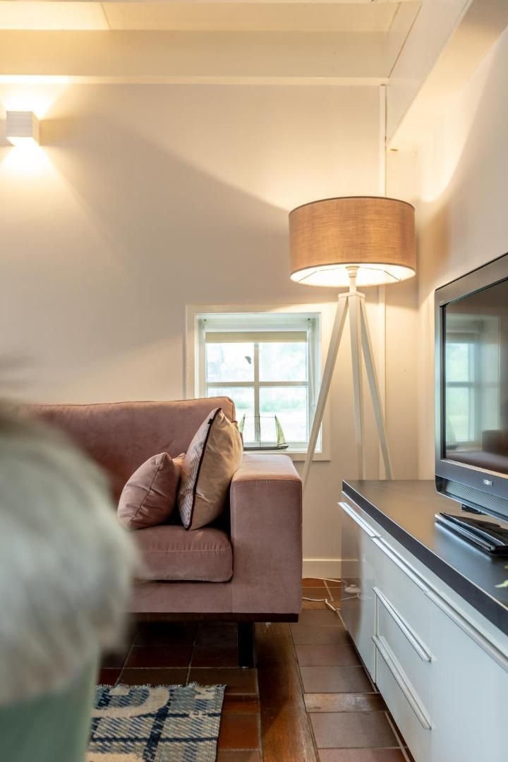 Hoek met bank en tv