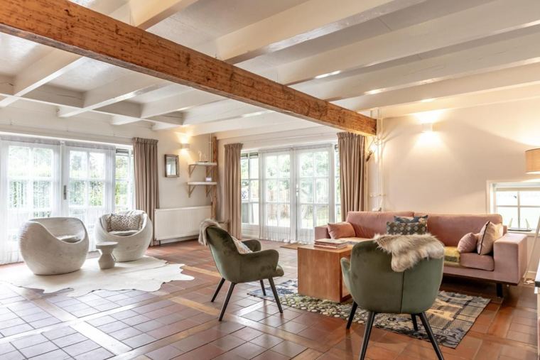 Woonkamer onder de houten balken